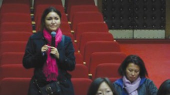 A parent asking questions to the panel about autism.