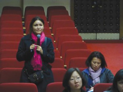 A parent asking questions to the panel about autism.