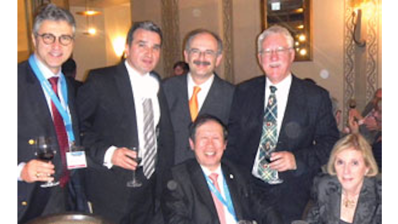 Yigit uxlayotganida dugonasini siltab tashladi. sakkizoyoqqa sakrash 18