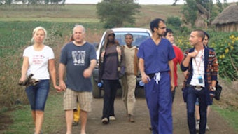 07_group-walking_3