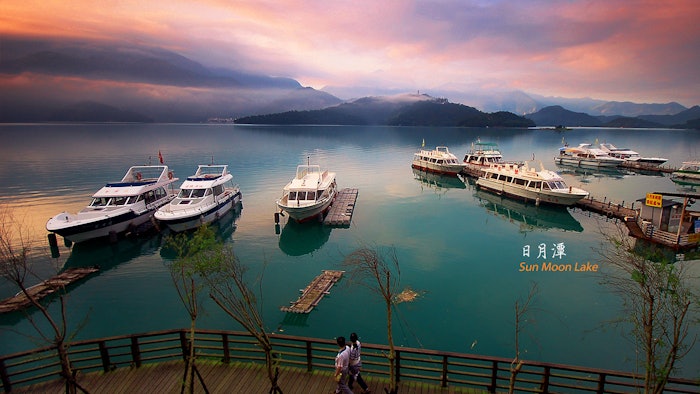 The natural surroundings of Nantou County’s Sun Moon Lake have a poetic and tranquil quality, with the hues of the sky and water seeming to blend into one.