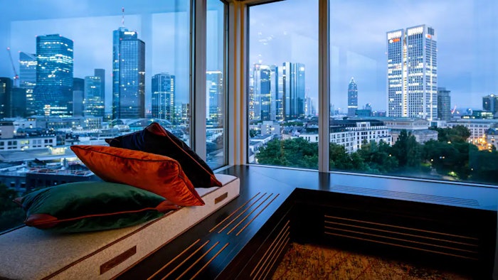 Guest rooms at Hilton Frankfurt City Center focus on the hotel’s surrounding area, with window seats that enable guests to enjoy the “Mini Manhattan” skyline view.