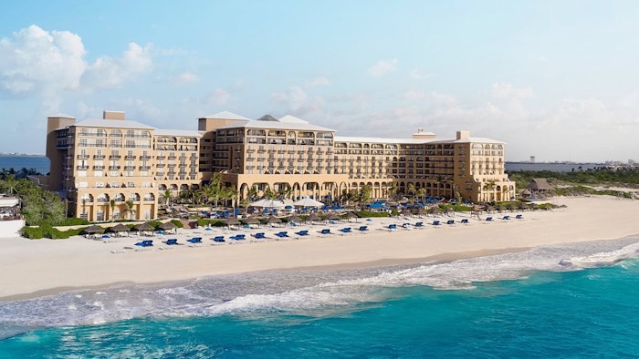 Located in Cancun’s hotel zone, Grand Hotel Cancun can be reached in 25 minutes from Cancun International Airport as well as from downtown Cancun.
