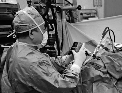 12 Dr Ey Trying A New Method Of Laryngeal Still Video Photography During Microlaryngoscopy At Hsr 2000 05 13